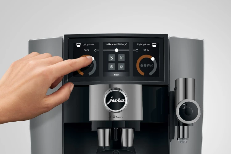 Ekspres Jura J10 Twin w kolorze Diamond Onyx, zaprezentowany ekran panorama z personalizacją kawy latte macchiato