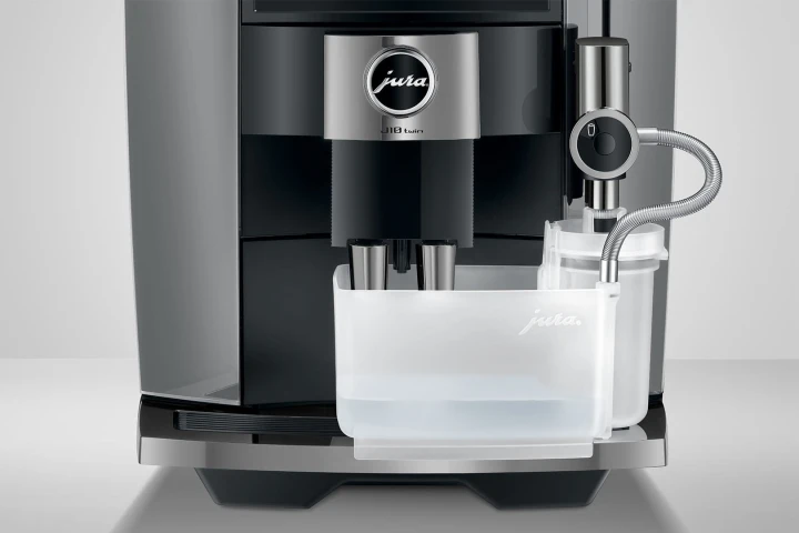 Ekspres Jura J10 Twin w kolorze Diamond Onyx, zaprezentowana funkcja automatycznego programu czyszczenia systemu mlecznego