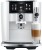 Ekspres Jura J8 Twin w kolorze Diamond White, zaprezentowany od frontu z kawą latte macchiato