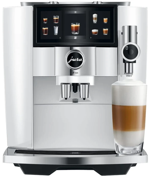 Ekspres Jura J8 Twin w kolorze Diamond White, zaprezentowany od frontu z kawą latte macchiato