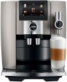 Ekspres Jura J8 w kolorze Midnight Silver, zaprezentowany od frontu z kawą latte macchiato