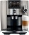 Ekspres Jura J8 w kolorze Midnight Silver, zaprezentowany od frontu z kawą latte macchiato