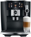 Ekspres Jura J8 Twin w kolorze Diamond Black, zaprezentowany od frontu z kawą latte macchiato
