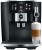Ekspres Jura J8 Twin w kolorze Diamond Black, zaprezentowany od frontu z kawą latte macchiato