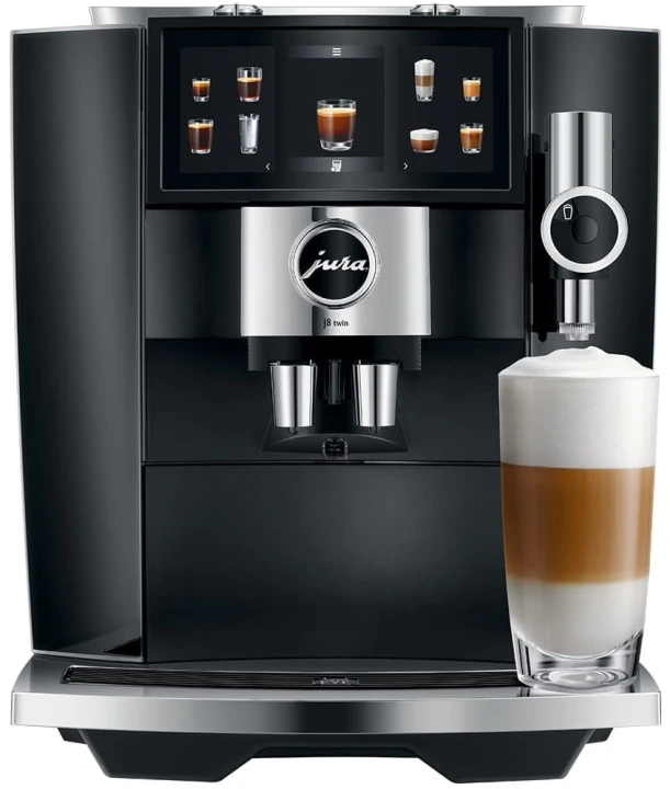 Ekspres Jura J8 Twin w kolorze Diamond Black, zaprezentowany od frontu z kawą latte macchiato