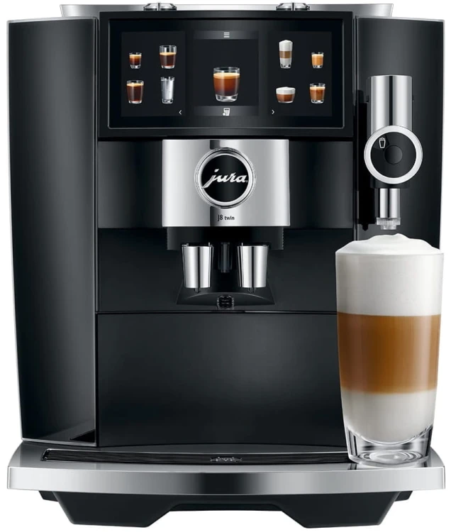Ekspres Jura J8 Twin w kolorze Diamond Black, zaprezentowany od frontu z kawą latte macchiato