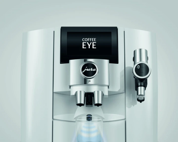 Ekspres Jura J8 w kolorze Piano White, zaprezentowana funkcja Coffee Eye - czujnik wykrycia szklanki