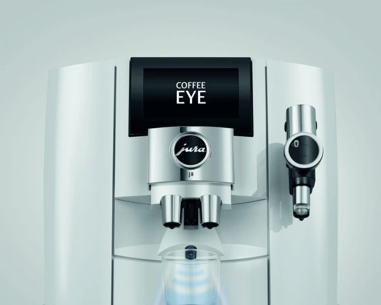Ekspres Jura J8 w kolorze Piano White, zaprezentowana funkcja Coffee Eye - czujnik wykrycia szklanki