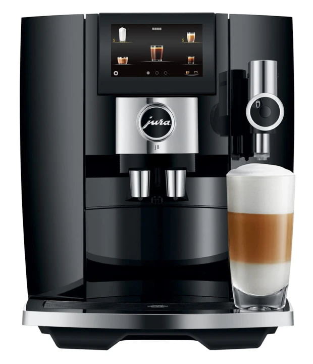 Ekspres Jura J8 w kolorze Piano Black, zaprezentowany od frontu z kawą latte macchiato