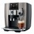 Ekspres Jura J8 w kolorze Midnight Silver, zaprezentowany od prawej strony, ze szklanką sweet latte