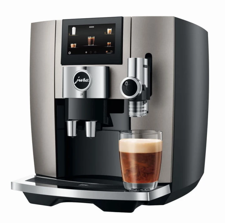 Ekspres Jura J8 w kolorze Midnight Silver, zaprezentowany od prawej strony, ze szklanką sweet latte