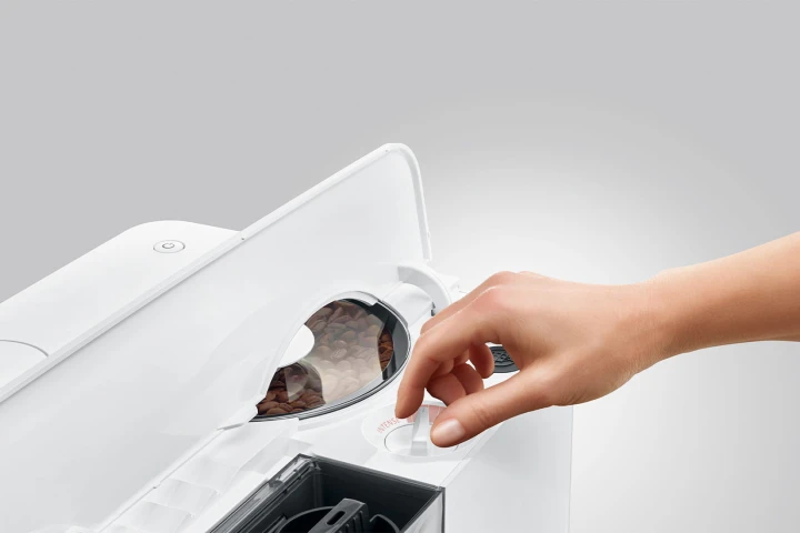 Ekspres Jura C9 EA w kolorze Piano White, prezentacja regulacji grubości mielenia w czasie pracy młynka