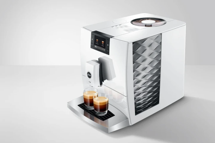 Ekspres Jura C9 EA w kolorze Piano White, zaprezentowany z prawej strony z dwiema kawami espresso, widok na zbiornik wody