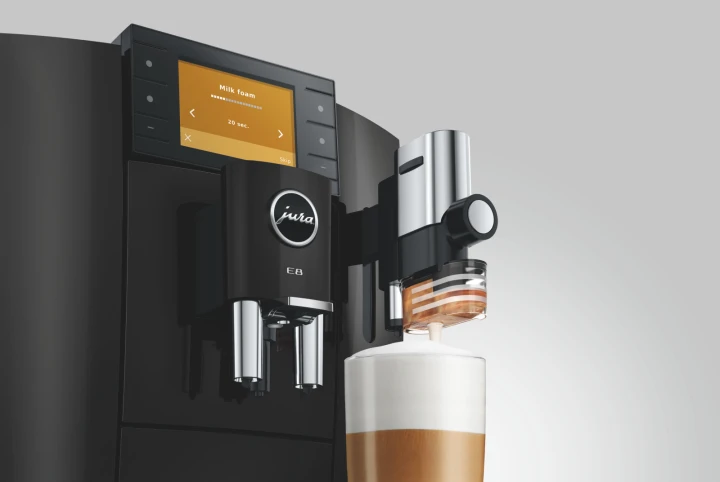 Zbliżenie na ekran z włączoną funkcją słodkiej pianki - Sweet Foam - w ekspresie E8 ED czarnym