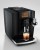 Ekspres Jura E8 ED w kolorze Piano Black, zaprezentowany z kawą czarną light brew, ukazuje ekspres od lewej strony z widokiem na ozdobny zbiornik wody
