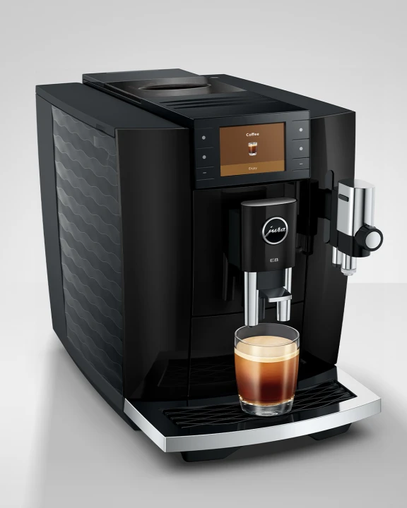 Ekspres Jura E8 ED w kolorze Piano Black, zaprezentowany z kawą czarną light brew, ukazuje ekspres od lewej strony z widokiem na ozdobny zbiornik wody