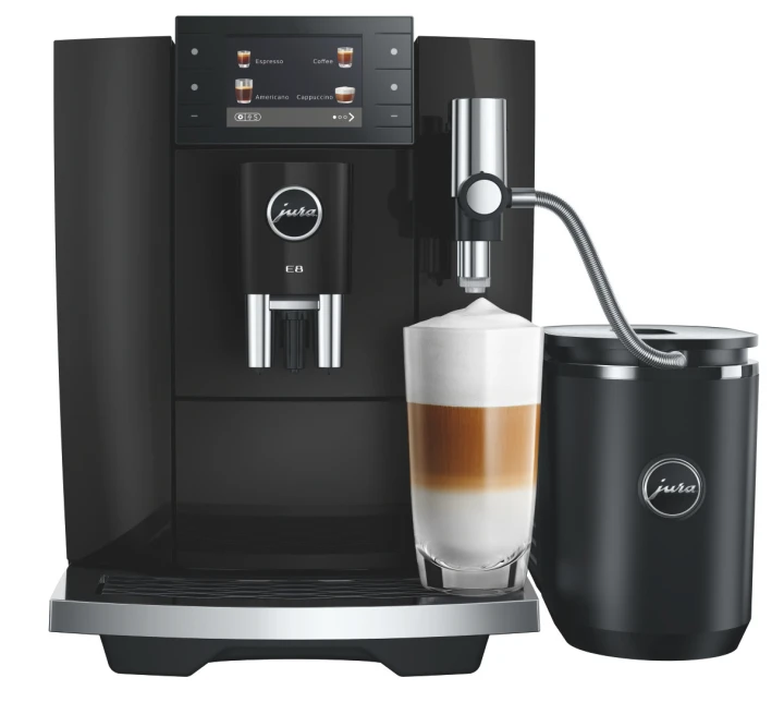 Ekspres Jura E8 ED w kolorze Piano Black, zaprezentowany z kawą latte macchiato oraz chłodziarką Cool Control