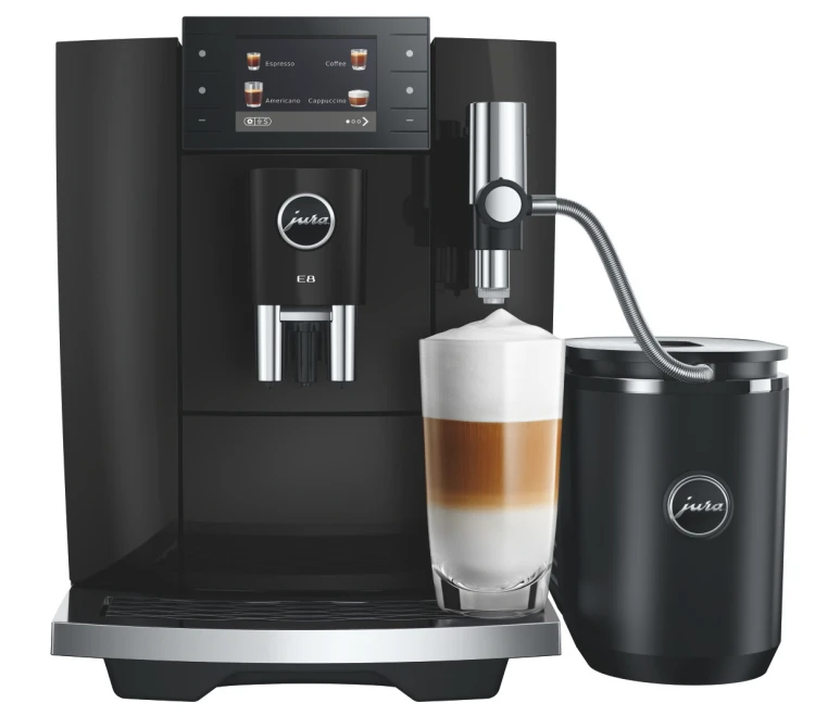 Ekspres Jura E8 ED w kolorze Piano Black, zaprezentowany z kawą latte macchiato oraz chłodziarką Cool Control