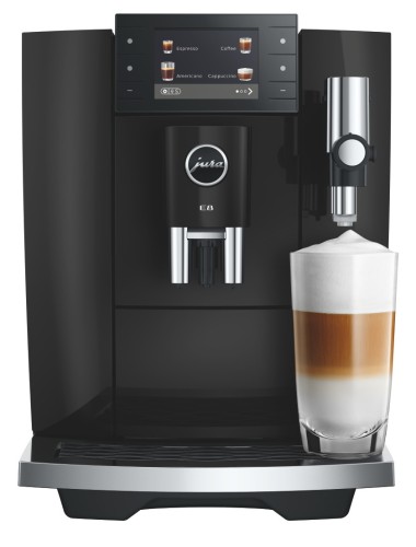 Ekspres Jura E8 ED w kolorze Piano Black, zaprezentowany z kawą latte macchiato