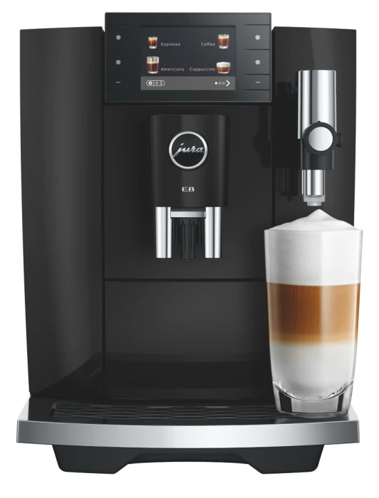 Ekspres Jura E8 ED w kolorze Piano Black, zaprezentowany z kawą latte macchiato