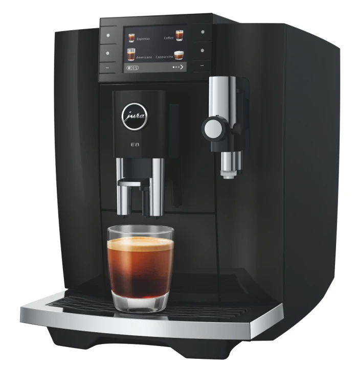 Ekspres Jura E8 ED w kolorze Piano Black, zaprezentowany z kawą czarną, zdjęcie ukazuje ekspres od strony prawej, ze spieniaczem mleka
