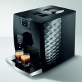 Ekspres Jura C3 EA w kolorze Piano Black, zaprezentowany z prawej strony, widok na zbiornik wody, z dwiema szlankami kawy espresso