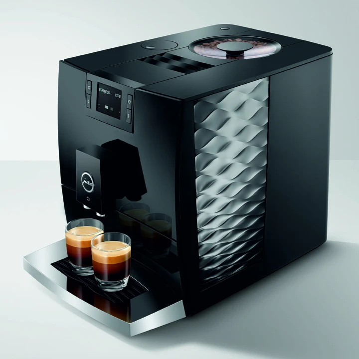 Ekspres Jura C3 EA w kolorze Piano Black, zaprezentowany z prawej strony, widok na zbiornik wody, z dwiema szlankami kawy espresso
