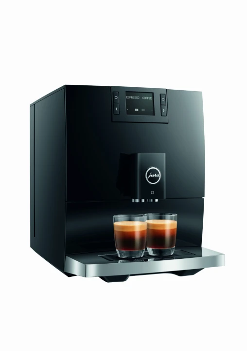 Ekspres Jura C3 EA w kolorze Piano Black, zaprezentowany z lewej strony, z dwiema szklankami espresso