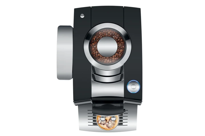 Ekspres Jura Z10 w kolorze błyszczącej czerni, zaprezentowany od góry, z widokiem na zbiornik ziaren oraz rotary switch, ze szklanką kawy Cold-brew