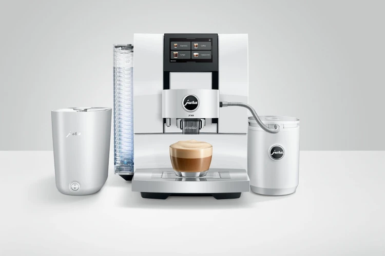 Ekspres Jura Z10 w kolorze Diamond White (EB) generacja druga, zaprezentowany z podgrzewaczem szklanek w kolorze białym oraz chłodziarką Cool Control.