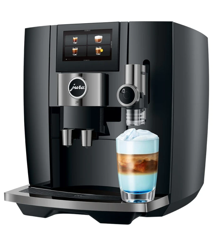 Ekspres Jura J10 w kolorze Piano Black, zaprezentowany od prawej strony z kawą Latte Macchiato ze słodką pianką blue curaçao